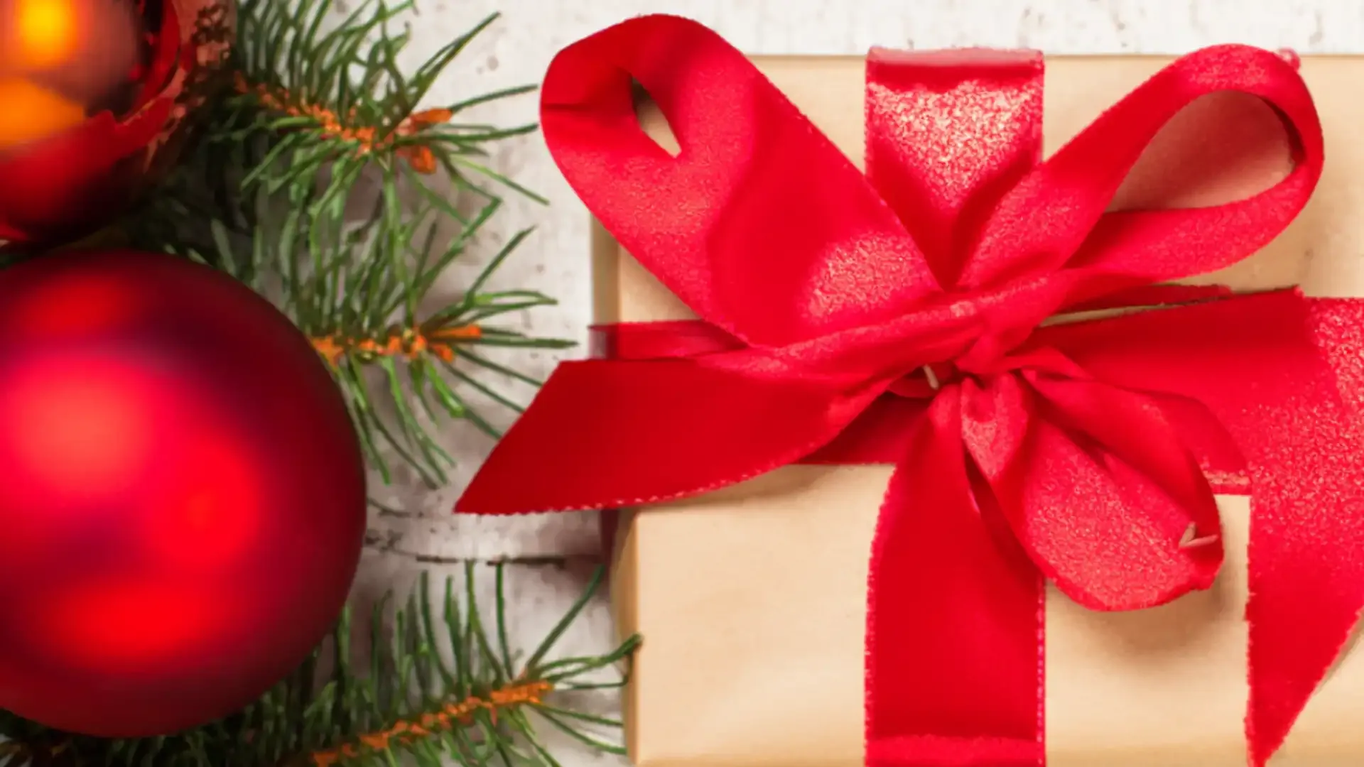 disfruta-del-estilo-casual-en-navidad-consejos-para-lucir-relajado-y-elegante-con-sandalias-en-platanitos