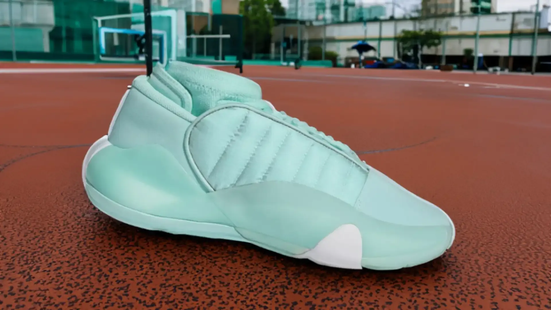 la-zapatilla-mas-extravagantes-en-platanitos-te-atreverias-a-usarla