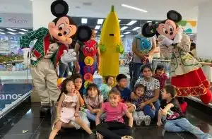 Evento familiar en Vulcano Premium Outlet con visitantes disfrutando