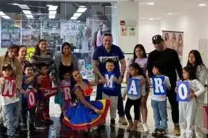 Show en vivo en el centro comercial Vulcano con público asistente