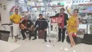 Celebración especial en Vulcano Outlet con decoración festiva